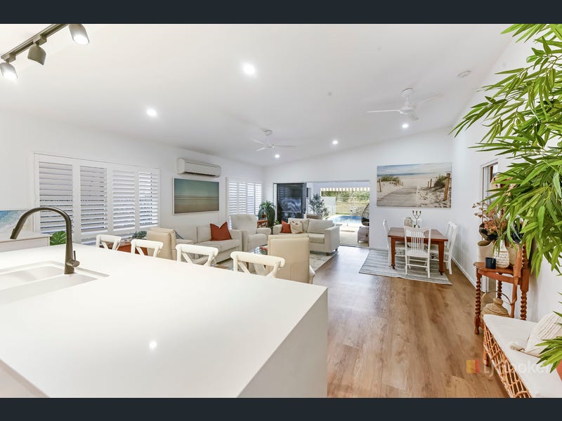 10 Seashore Crescent, Mackay Harbour