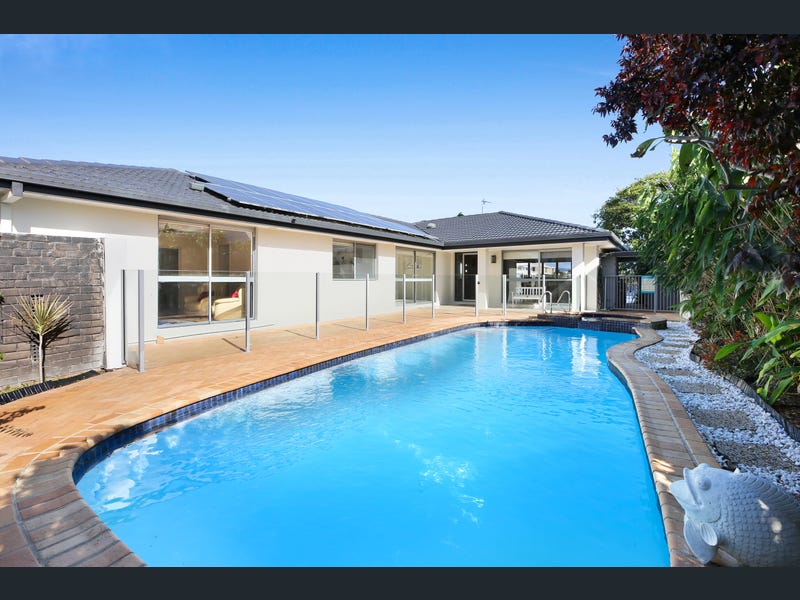 4 Peter Blondell Drive, Mermaid Waters