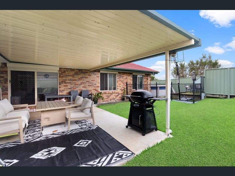 19 Blue Mountain Crescent, Warner
