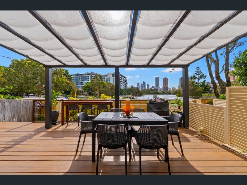 2/2 T E Peters Drive, Broadbeach Waters
