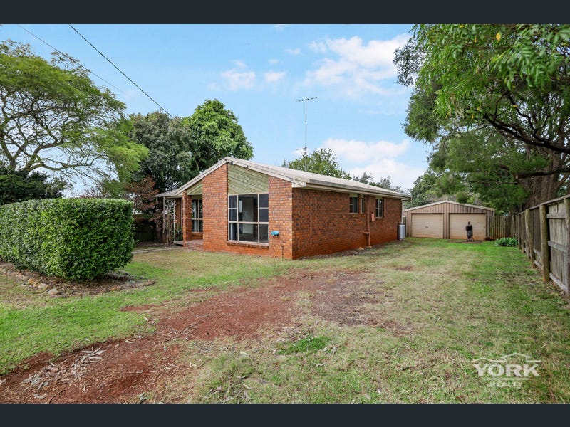 8 Sims Court, Rockville