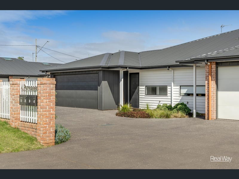 2/4 Pyrenees Close, Middle Ridge