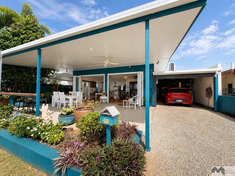 211 O'Shea Esplanade, Machans Beach
