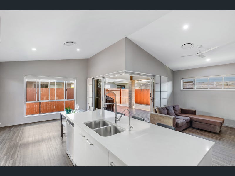 15 Wood Crescent, Baringa