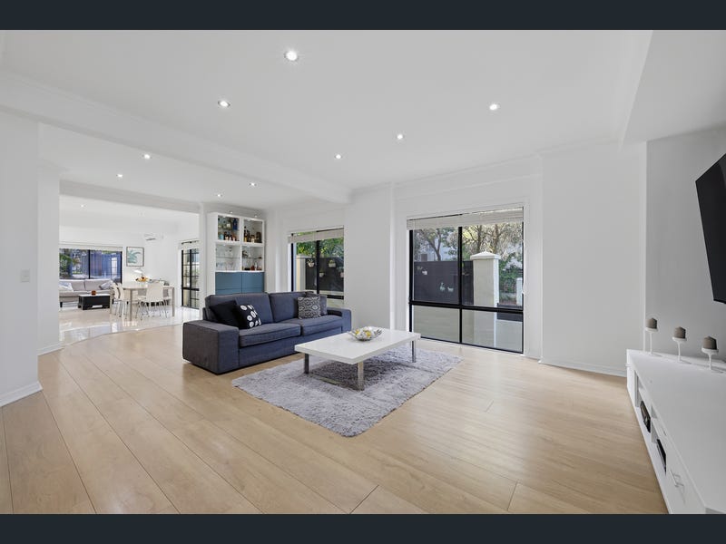 23 Winton Terrace, Varsity Lakes
