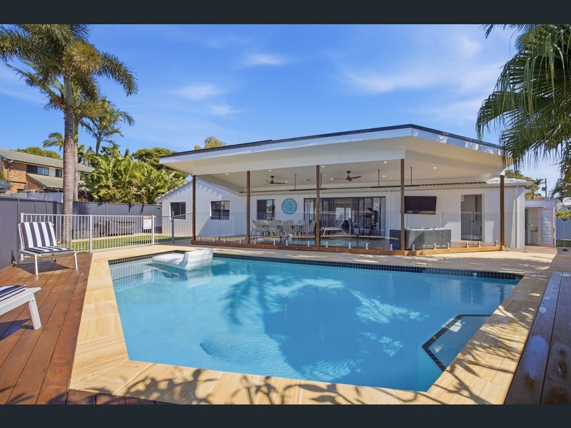 16 Whitehead Drive, Burleigh Waters
