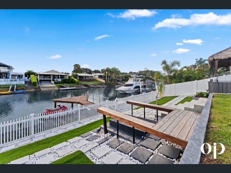 20 Coolong Crescent, Carrara