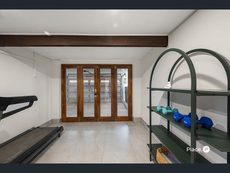 38 Oatland Crescent, Holland Park West