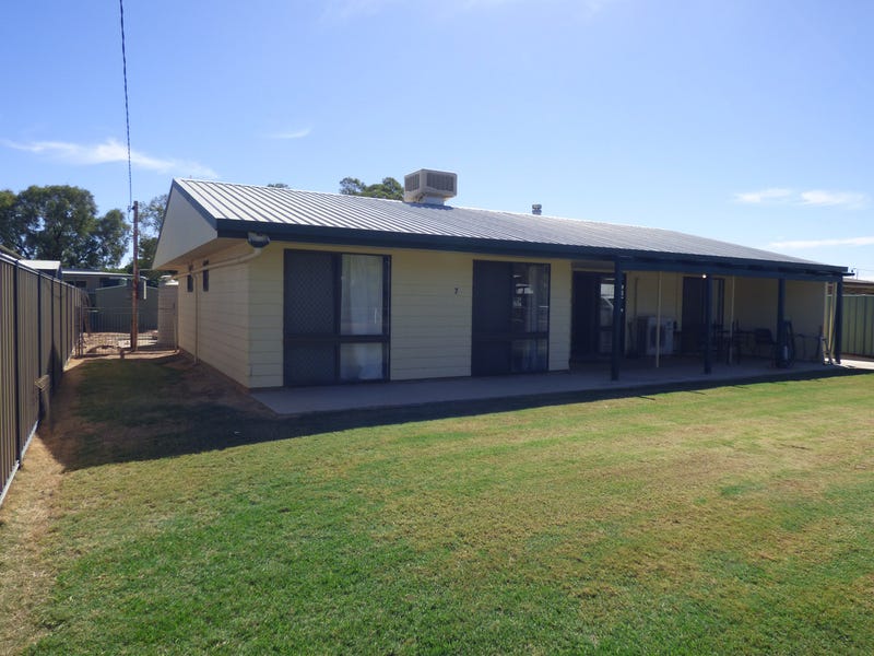 7 Wattle Drive, St George