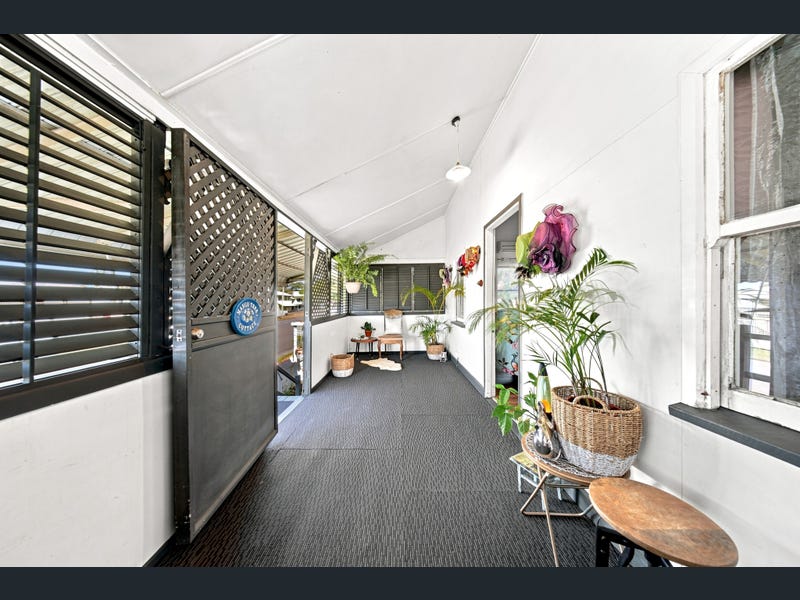 10 Castling Street, West End