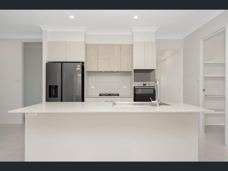34 New Meadow Circuit, Shaw