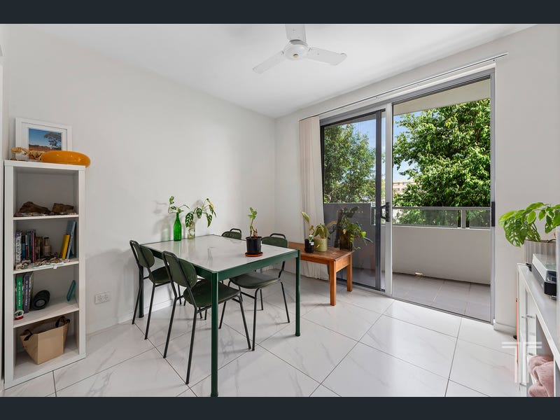 38/908 Logan Road, Holland Park West