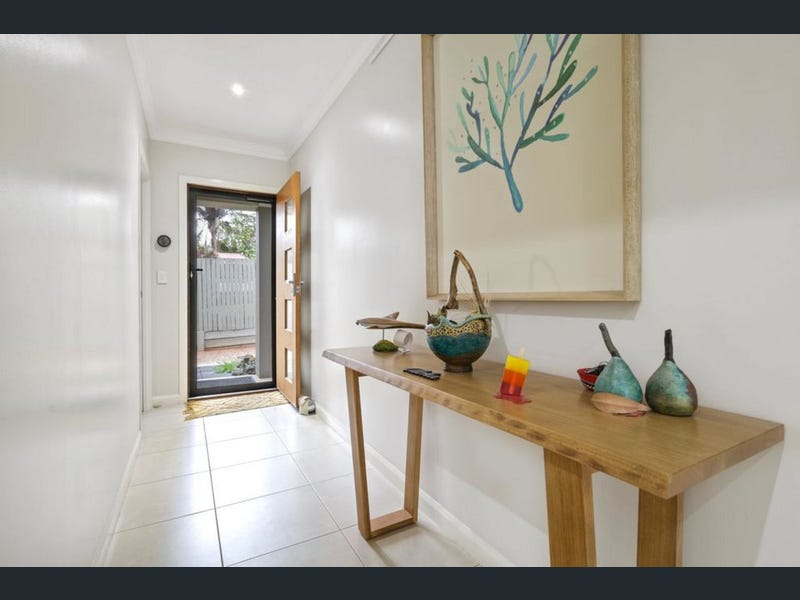 2/245A Mackenzie Street, Centenary Heights
