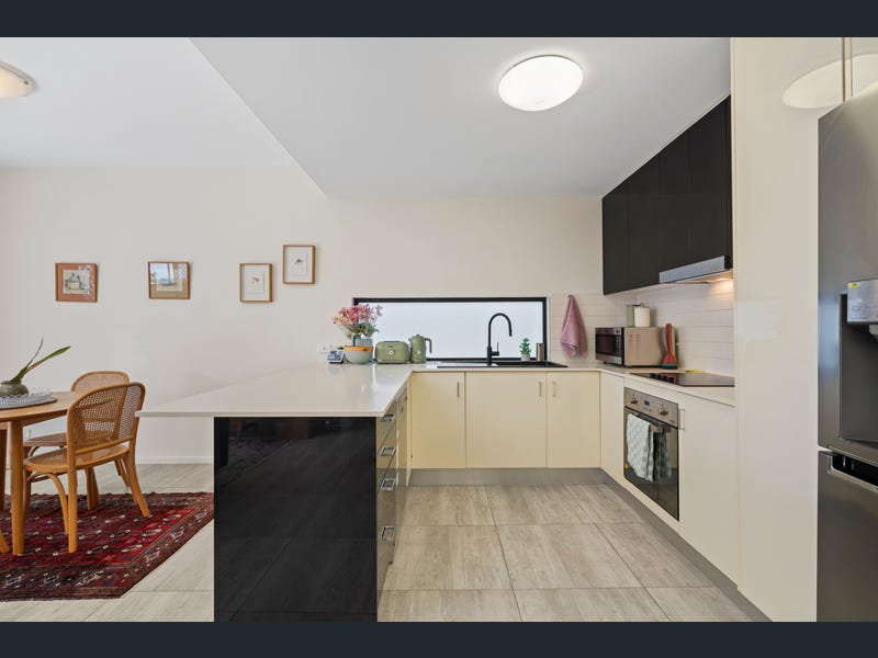 8/35 Crown Street, Holland Park West