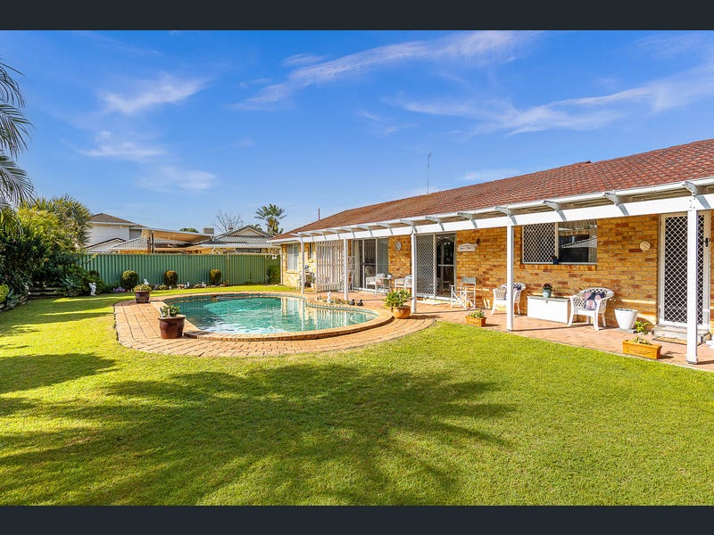 4 Salacia Avenue, Mermaid Waters