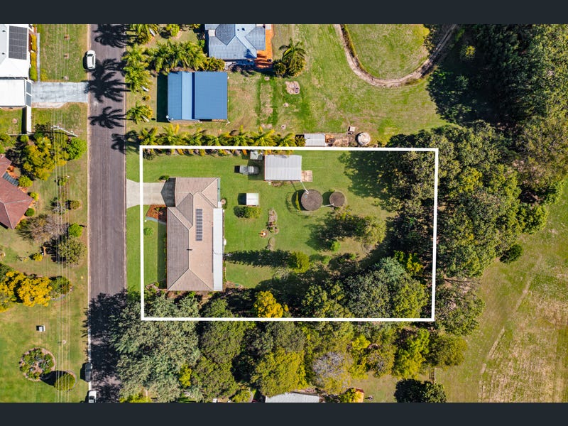 8 Shorelands Drive, Withcott