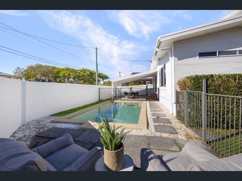 12 Poinciana Boulevard, Broadbeach Waters