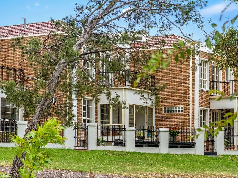 2/137B Woodland Street, Essendon, Vic 3040