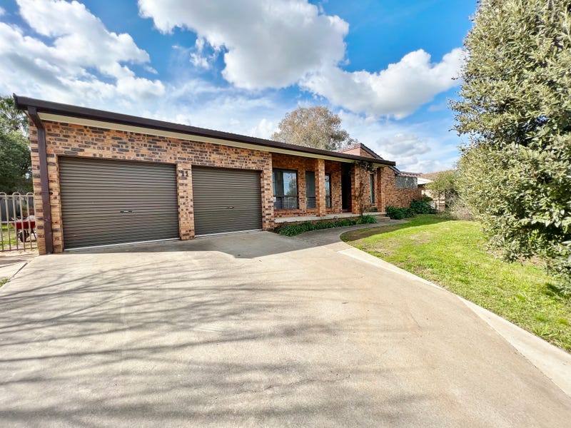 11 Hardy Avenue, Young, NSW 2594
