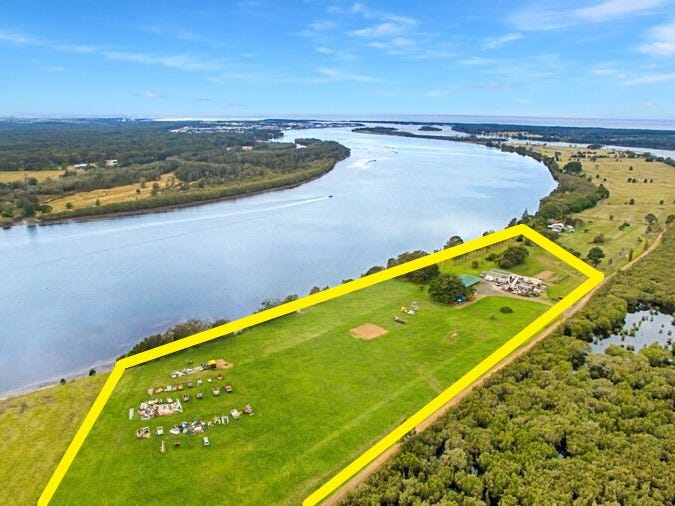 105 PELICAN BAY ROAD, Mitchells Island, NSW 2430 Property Details