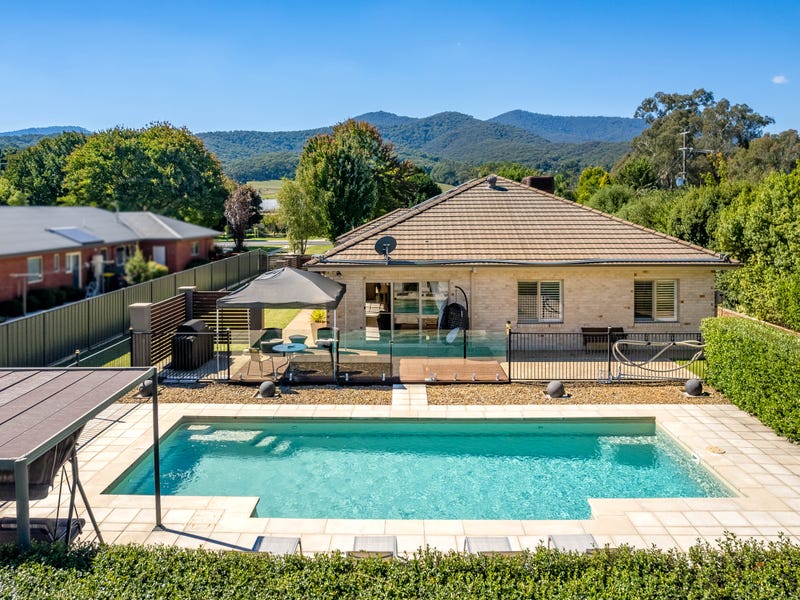 12 Station Street, Porepunkah, Vic 3740